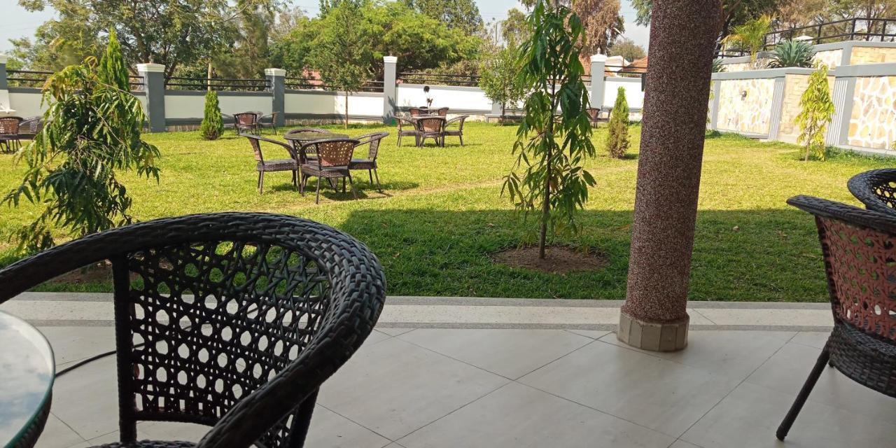 Eka Hoima Hotel Exterior photo